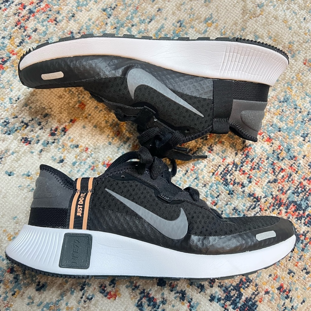 Women’s Nike shoes - Picture 3 of 9